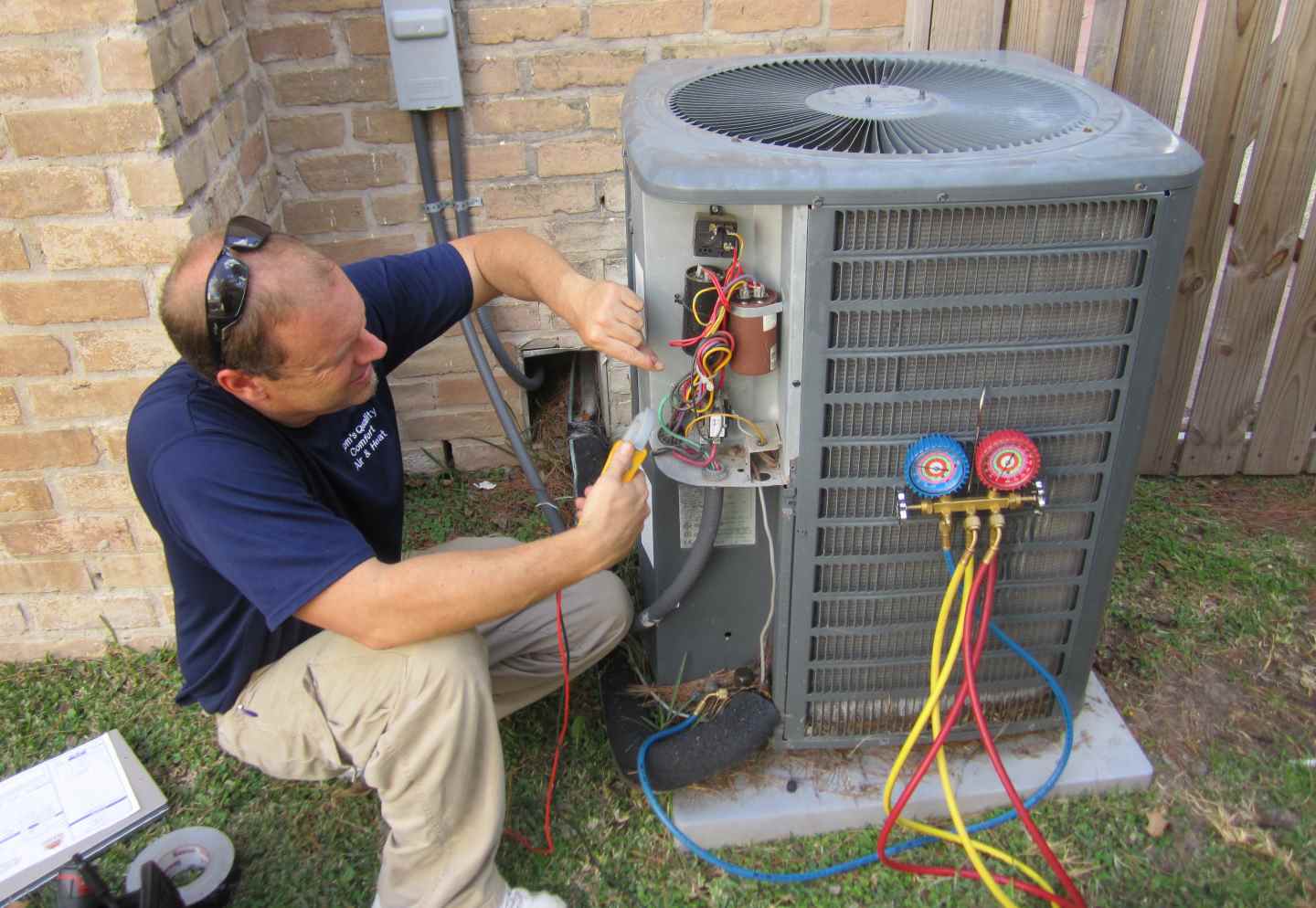 Técnico reparando caldera